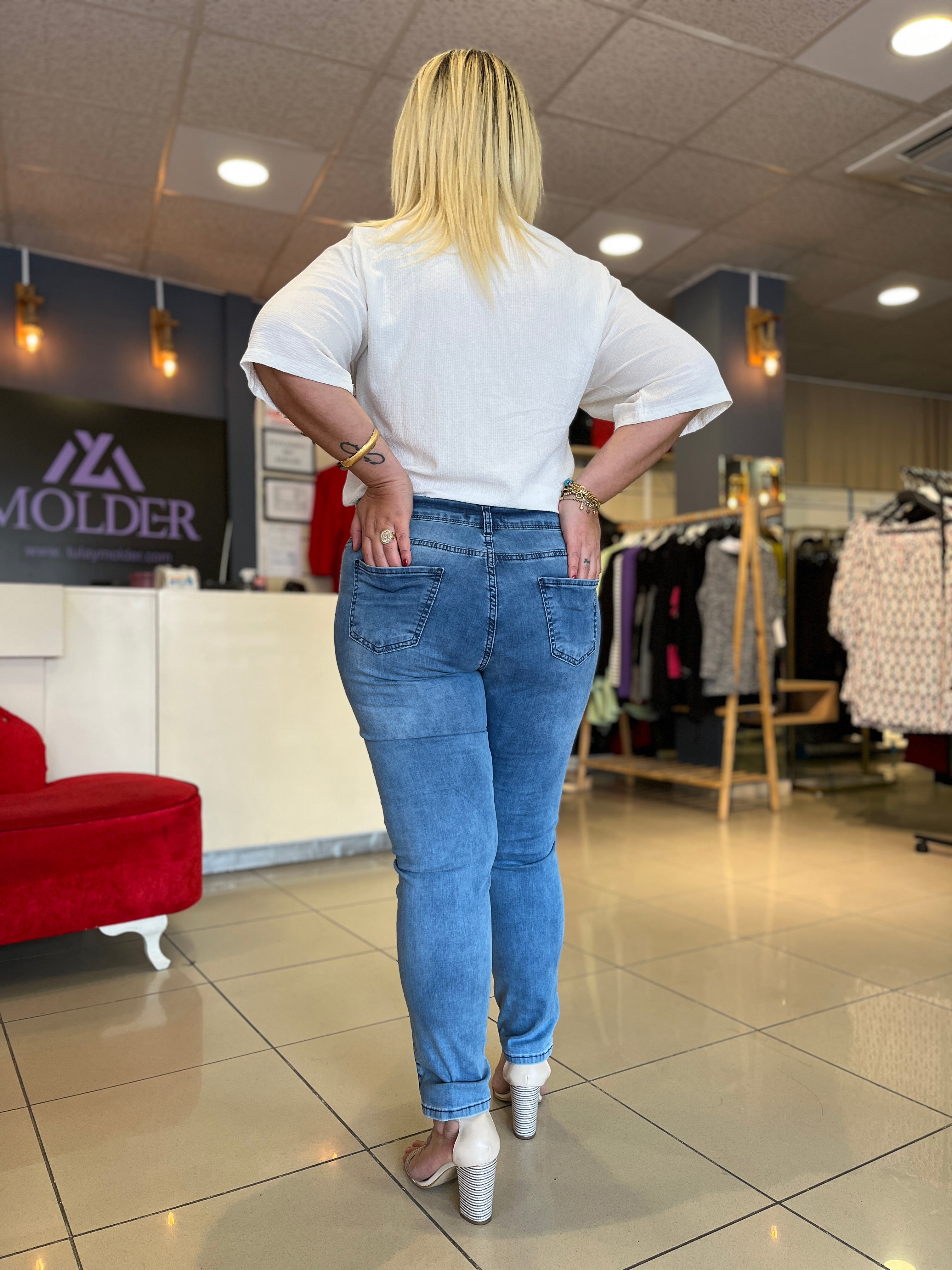 Paça Taş Detaylı Pantolon